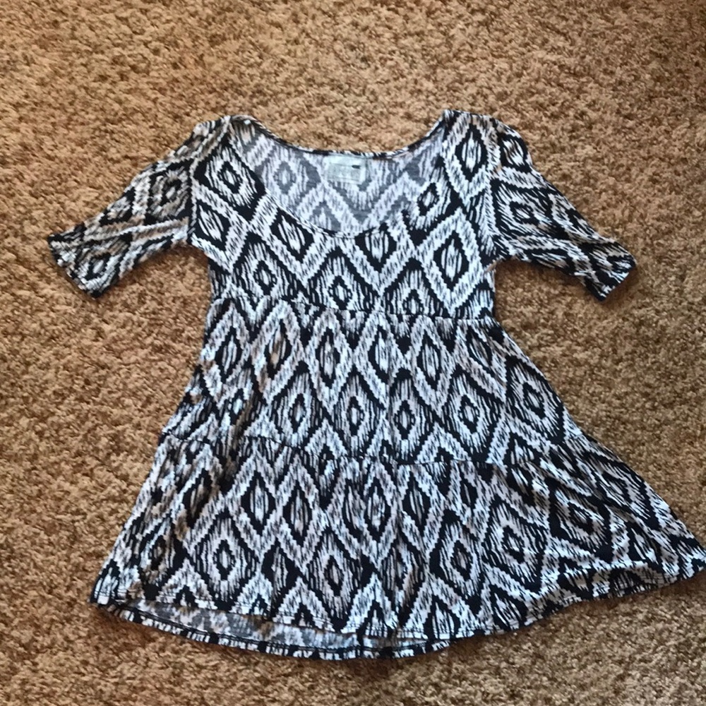 L. A. Hearts tiered black & white shirt